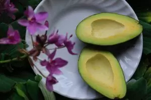 sliced-avocado-on-white-ceramic-plate-997389