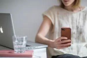 woman-holding-phone